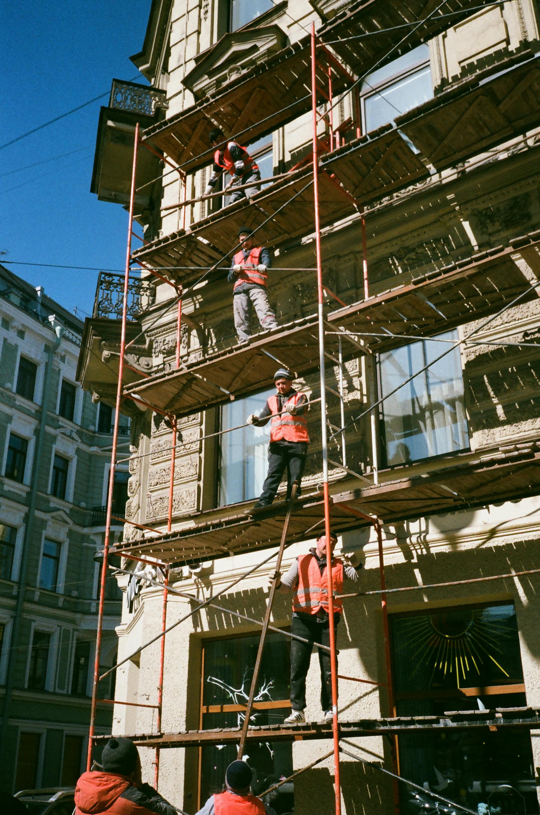 Fassadengerüst an einem Gebäude während Bauarbeiten